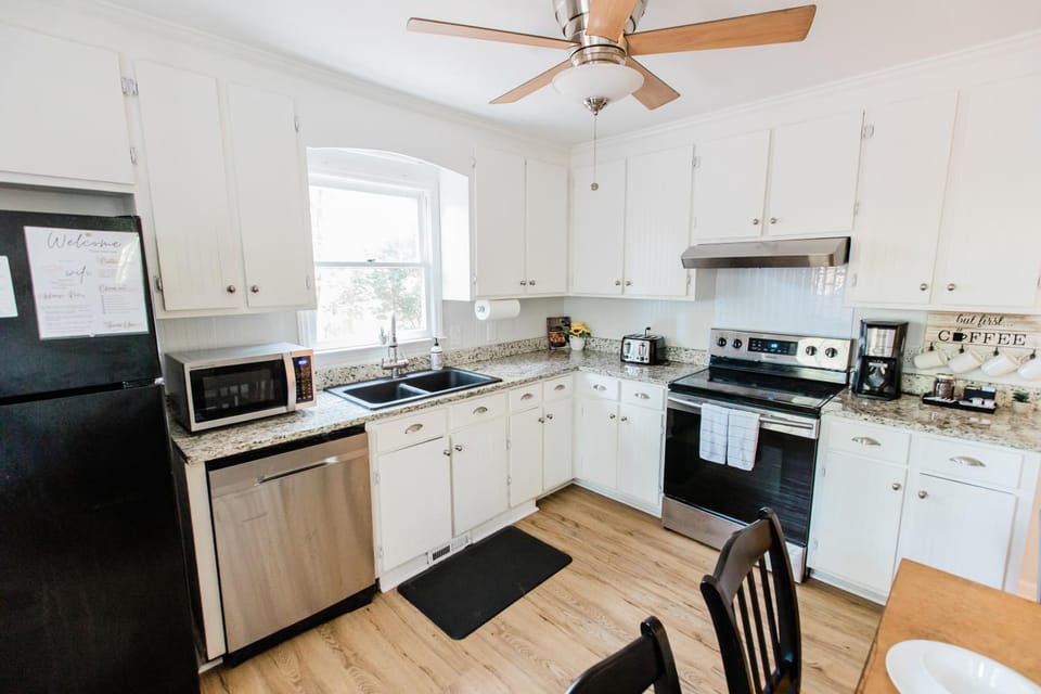 Coffee/tea facilities, Kitchen or kitchenette, Dining area, dishwasher, oven, toaster