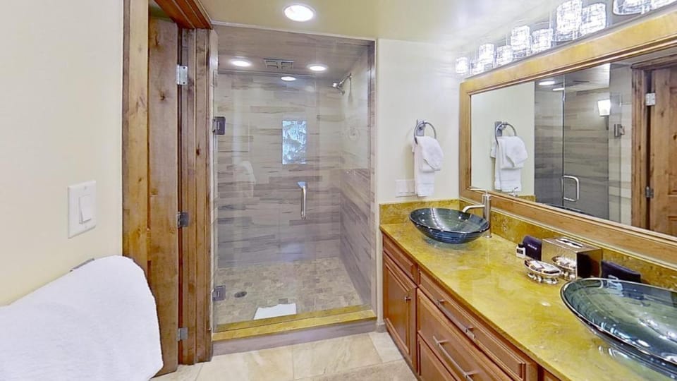 Crestwood 2301 Premier 2 Bedroom Plus Loft House in Snowmass Village