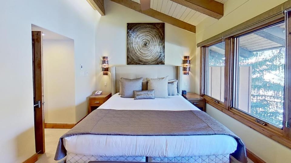 Crestwood 2301 Premier 2 Bedroom Plus Loft House in Snowmass Village