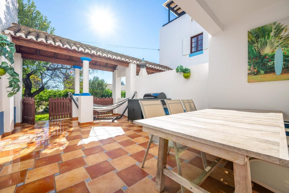 Patio, Day, BBQ facilities, Seating area, Dining area