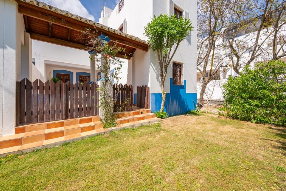 Property building, Day, Garden, Garden view