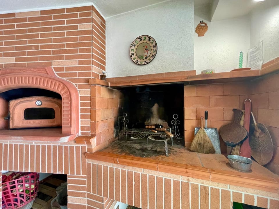 BBQ facilities, oven, stove