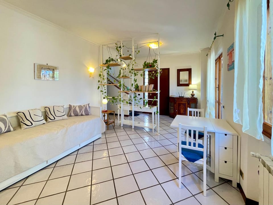 Bed, Living room, Photo of the whole room, Seating area, Dining area