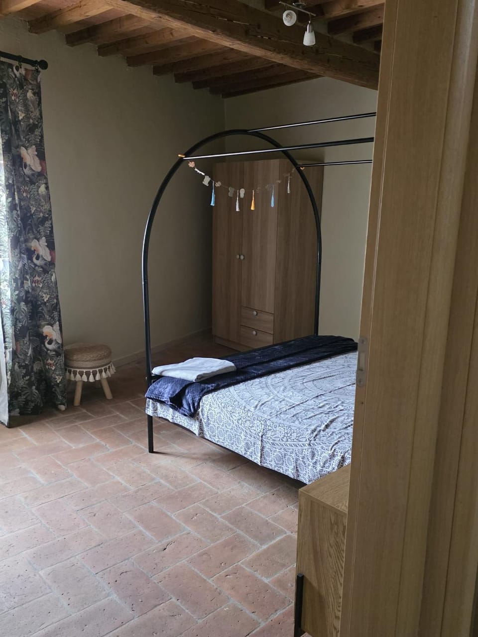 Bed, Photo of the whole room, wardrobe