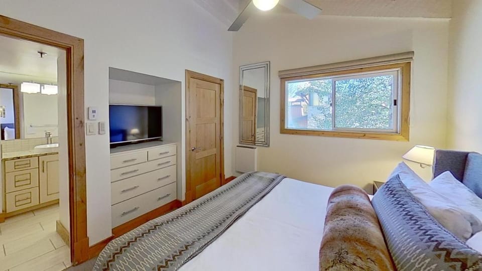 Crestwood 2307 Premier 1 Bedroom Plus Loft House in Snowmass Village