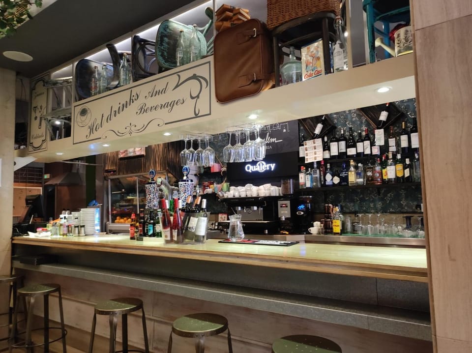 Property building, Restaurant/places to eat, Lounge or bar, Breakfast