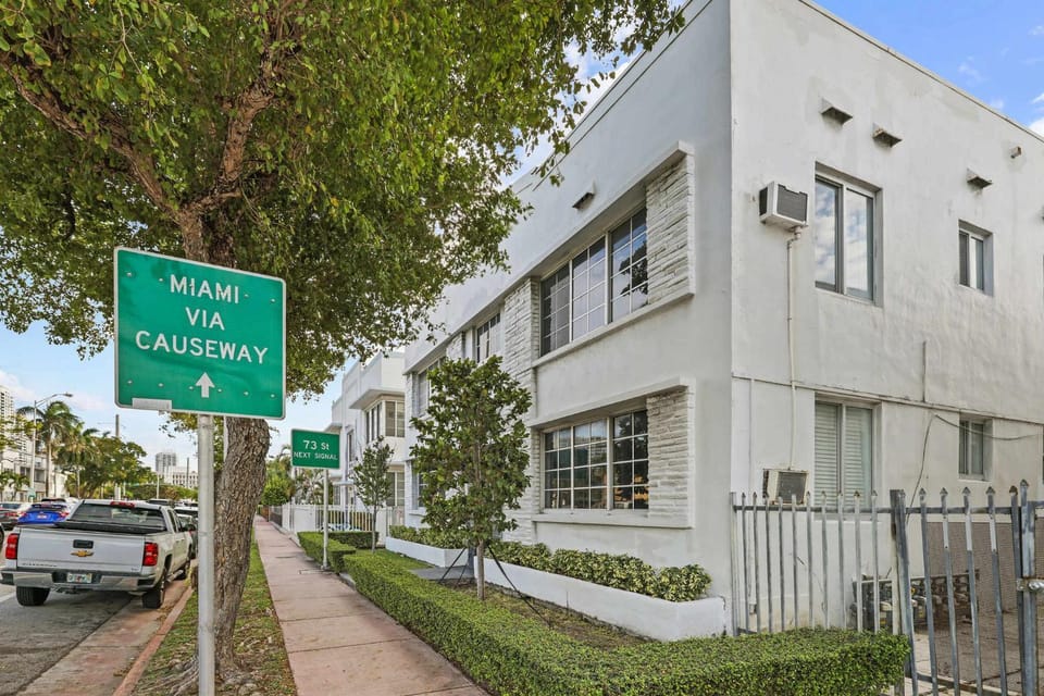 Modern Miami Beach Apt King & Sofa Bed Comfort Apartment in Miami Beach