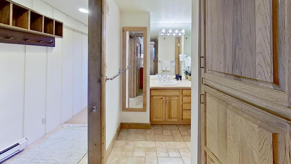 Crestwood 2313 Deluxe 1 Bedroom Plus Loft House in Snowmass Village