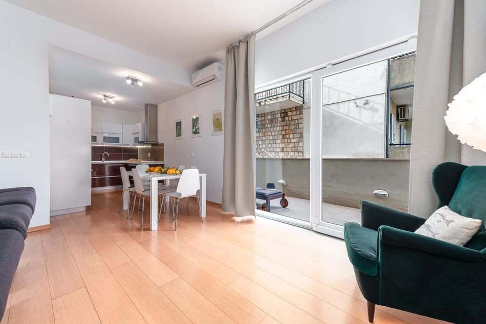 Seating area, Dining area
