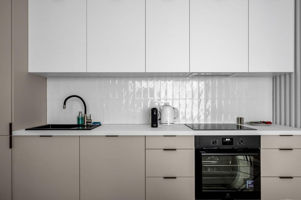 Coffee/tea facilities, Kitchen or kitchenette, stove