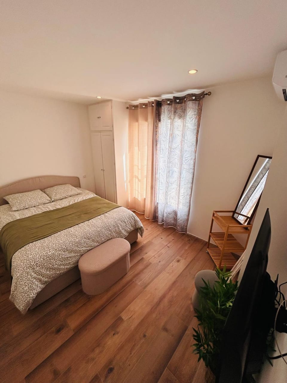 Bed, TV and multimedia, Photo of the whole room, Bedroom