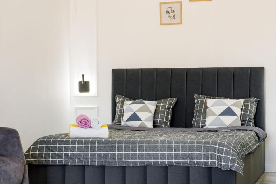 Bed, Living room, Photo of the whole room, Seating area, Bedroom