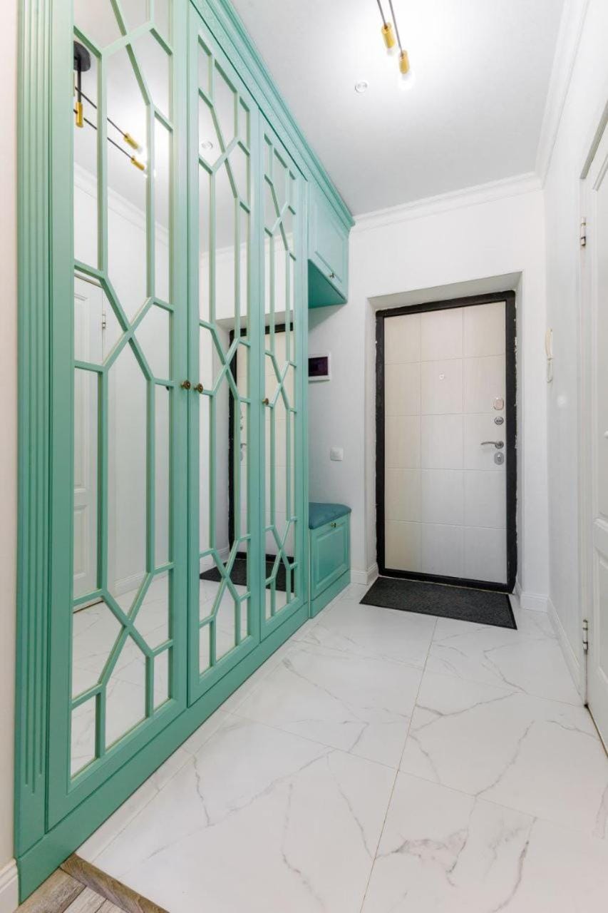 Facade/entrance, wardrobe