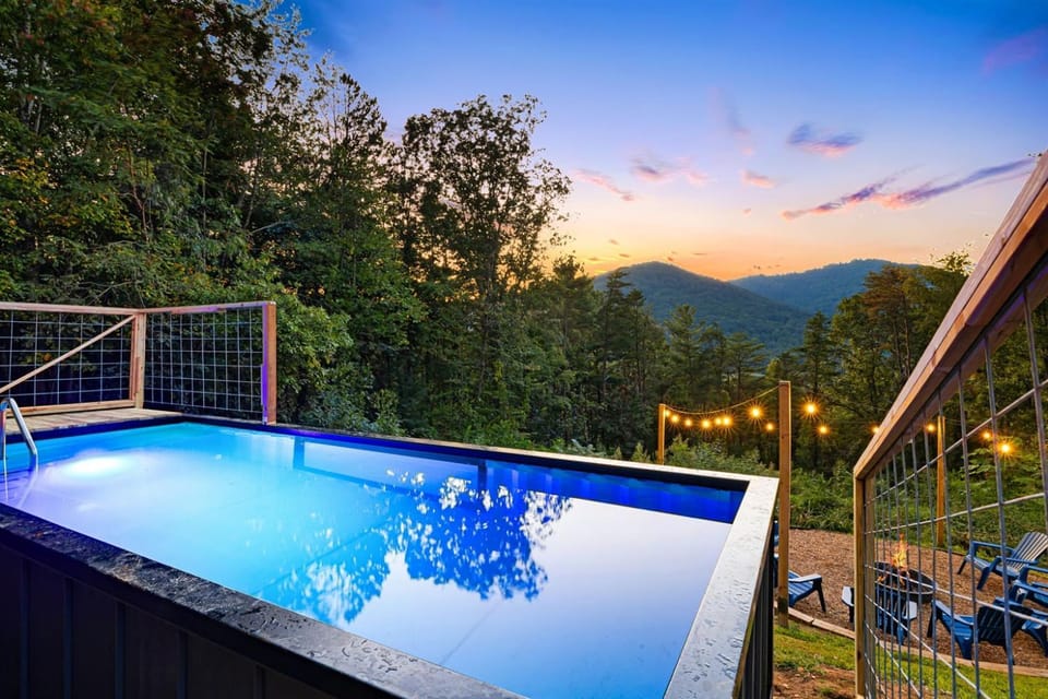 Year-Round Heated Pool, Hot Tub, Mtn View, Sleep16 House in Swannanoa