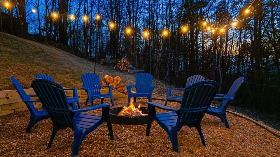Year-Round Heated Pool, Hot Tub, Mtn View, Sleep16 House in Swannanoa