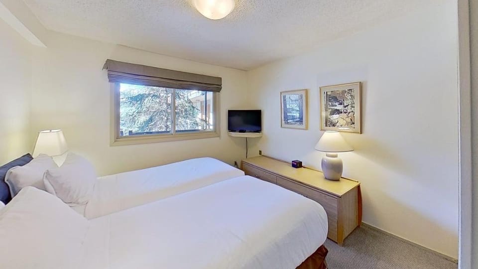 Crestwood 3211 Standard 3 Bedroom Plus Loft House in Snowmass Village