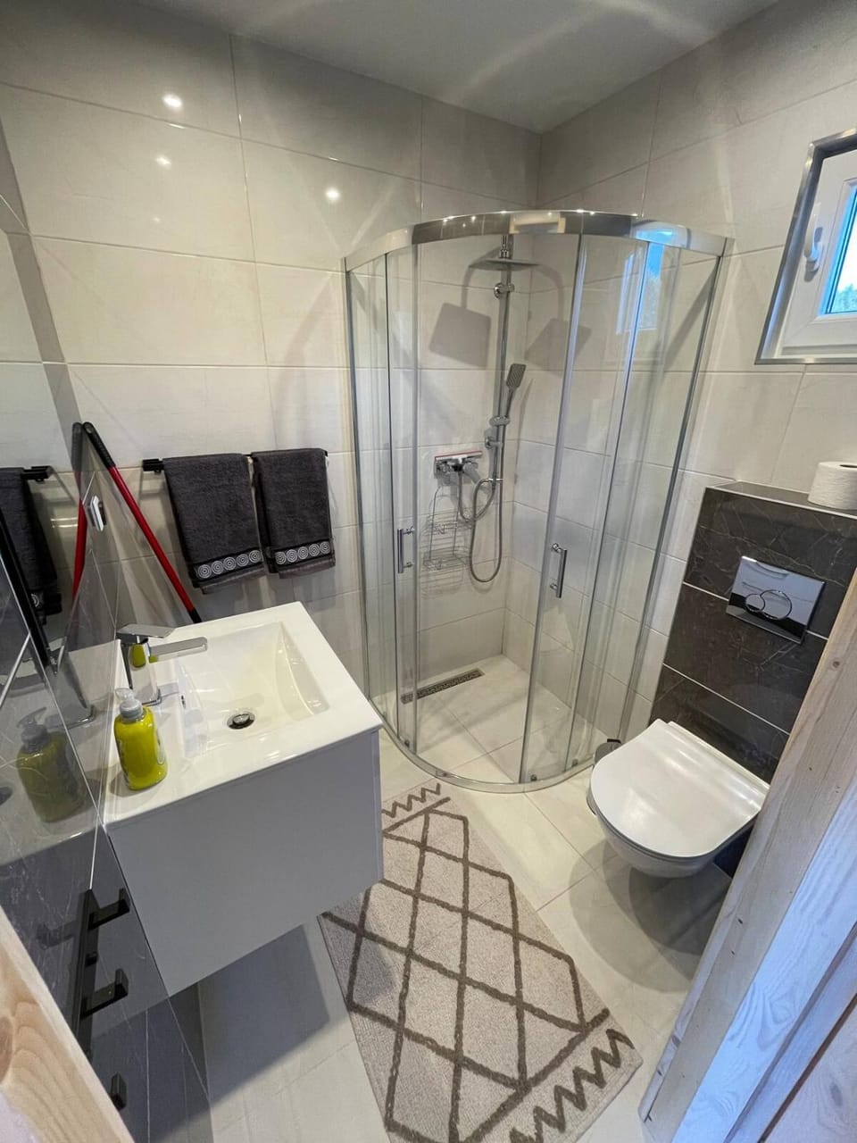 Shower, Toilet, Bathroom, towels