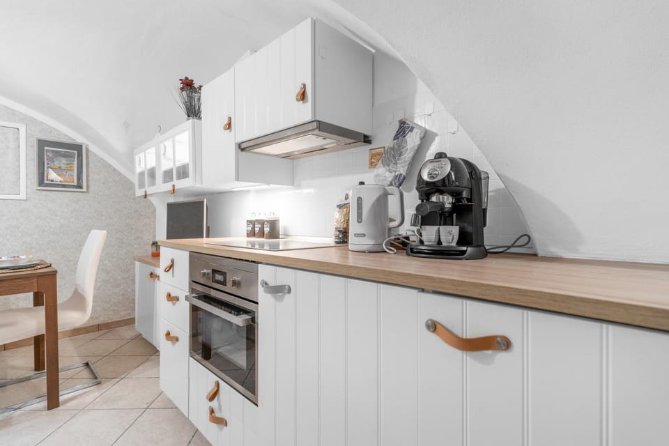 Coffee/tea facilities, Kitchen or kitchenette, oven, stove