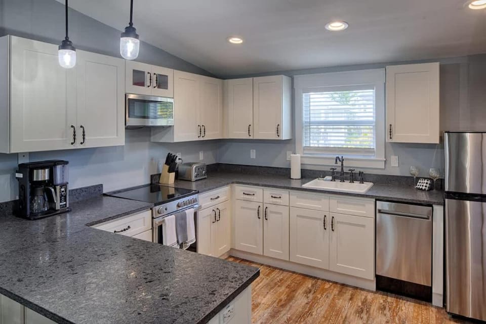 Quaint Cottage with Private Pool-Walk to Everything House in Saint Augustine