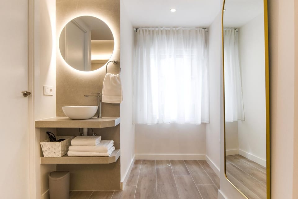 Bathroom, towels