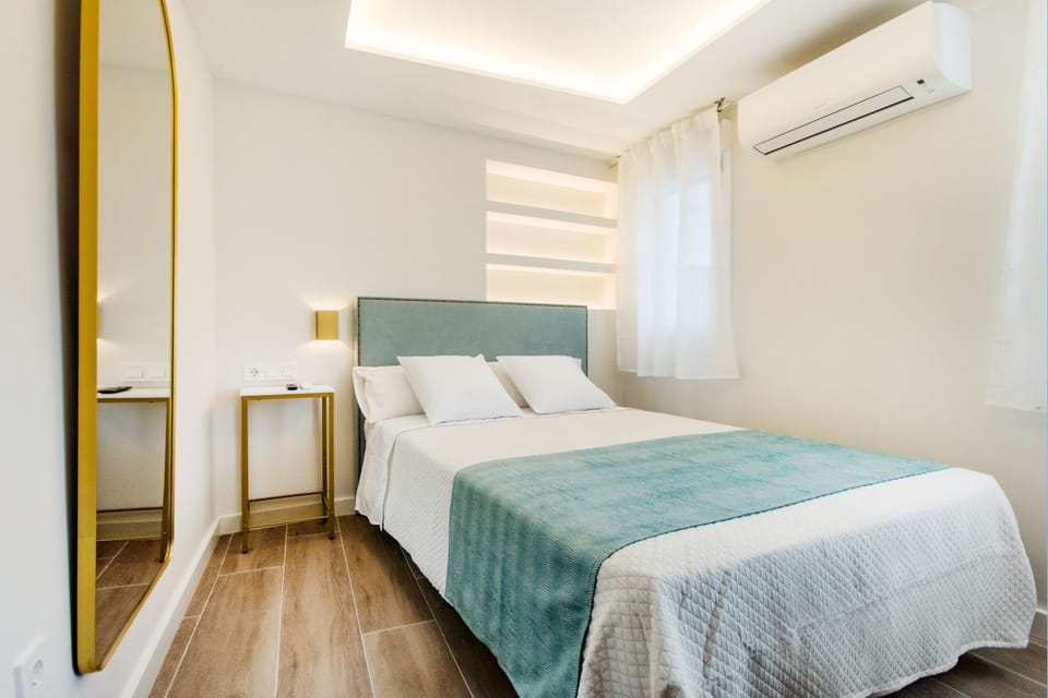 Bed, Photo of the whole room, Bedroom, air conditioner