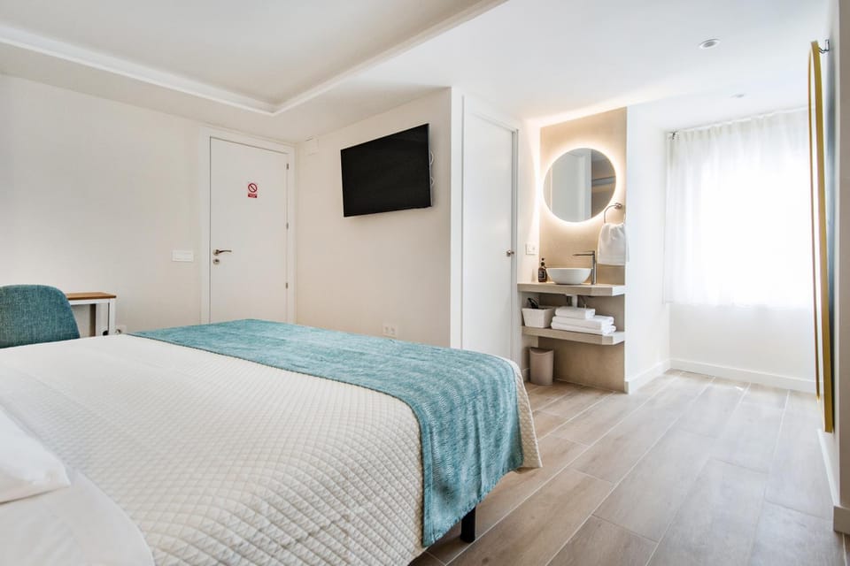 Bed, TV and multimedia, Photo of the whole room, Bedroom, towels