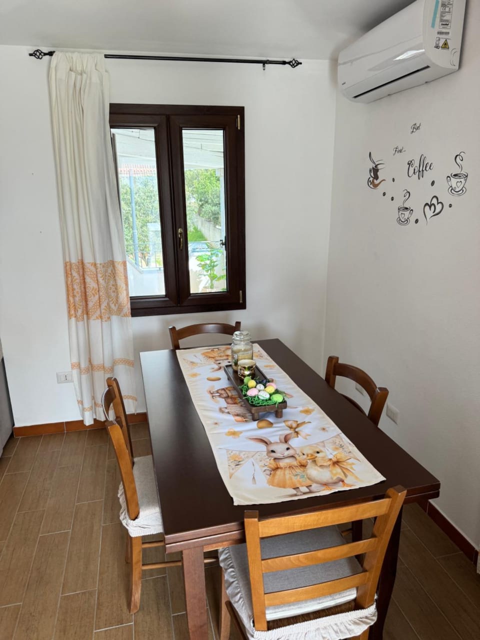 Living room, Seating area, Dining area, air conditioner