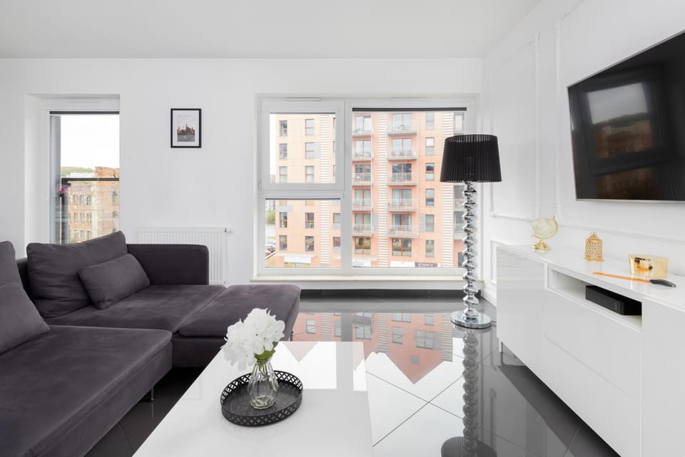 Bed, TV and multimedia, Living room, Photo of the whole room, Seating area