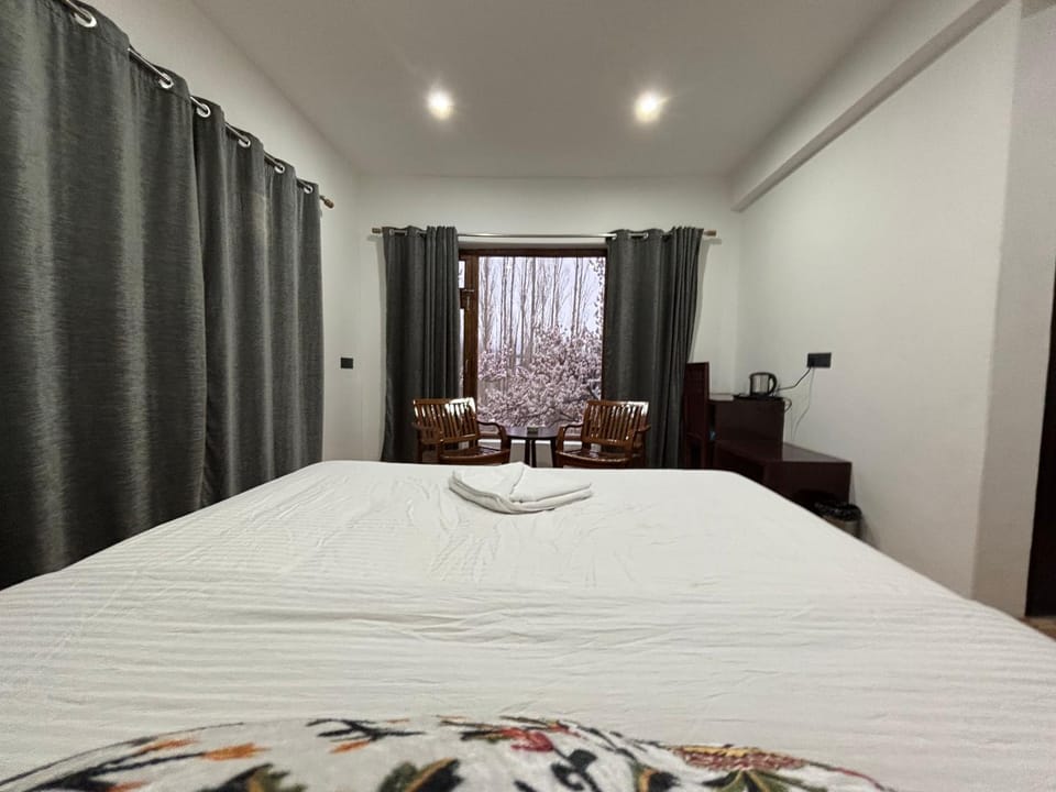 Bed, Photo of the whole room, Bedroom, Garden view