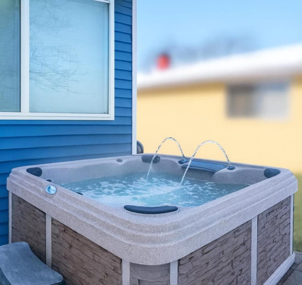 Year-Round Heated Pool - Hot Tub - Fire Pit House in Michigan