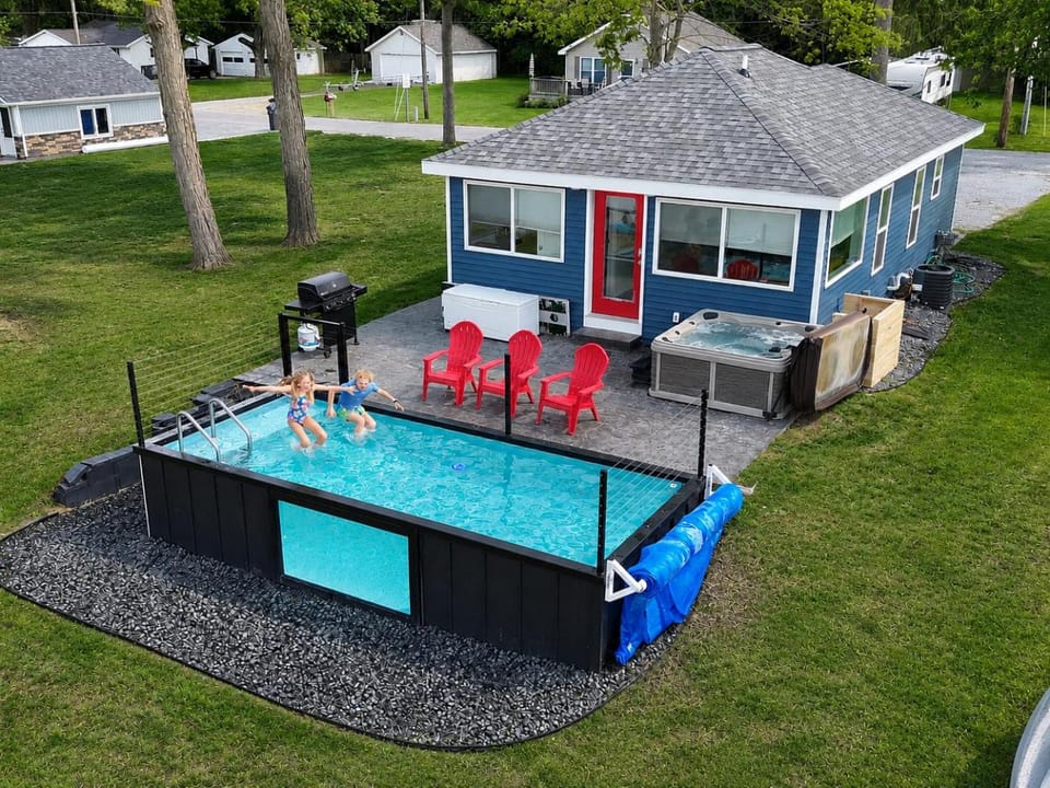 Year-Round Heated Pool - Hot Tub - Fire Pit House in Michigan