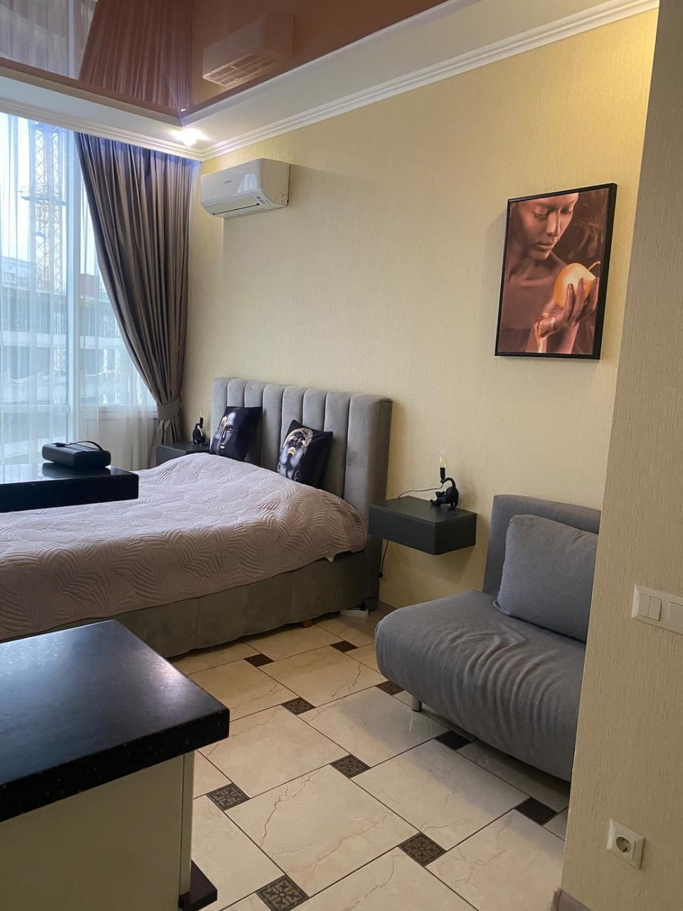 Bed, Living room, Seating area, Bedroom
