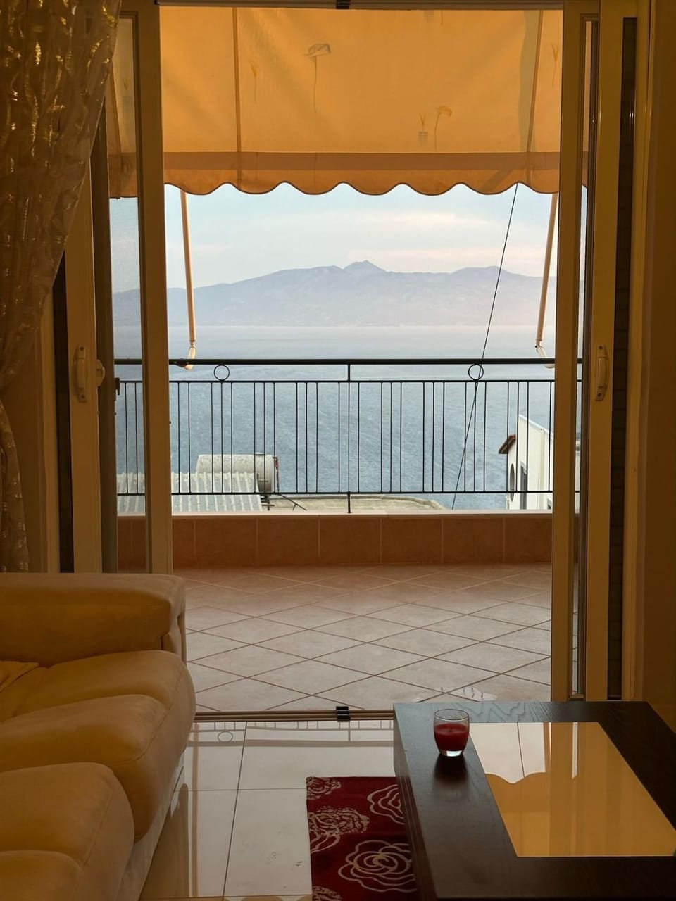 Natural landscape, View (from property/room), Balcony/Terrace, Living room, Seating area, Mountain view, Sea view
