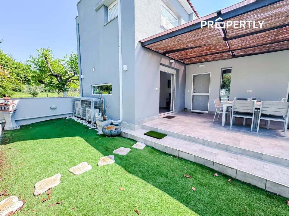 Property building, Patio, Spring, Day, Garden, View (from property/room), Balcony/Terrace, Dining area, Garden view