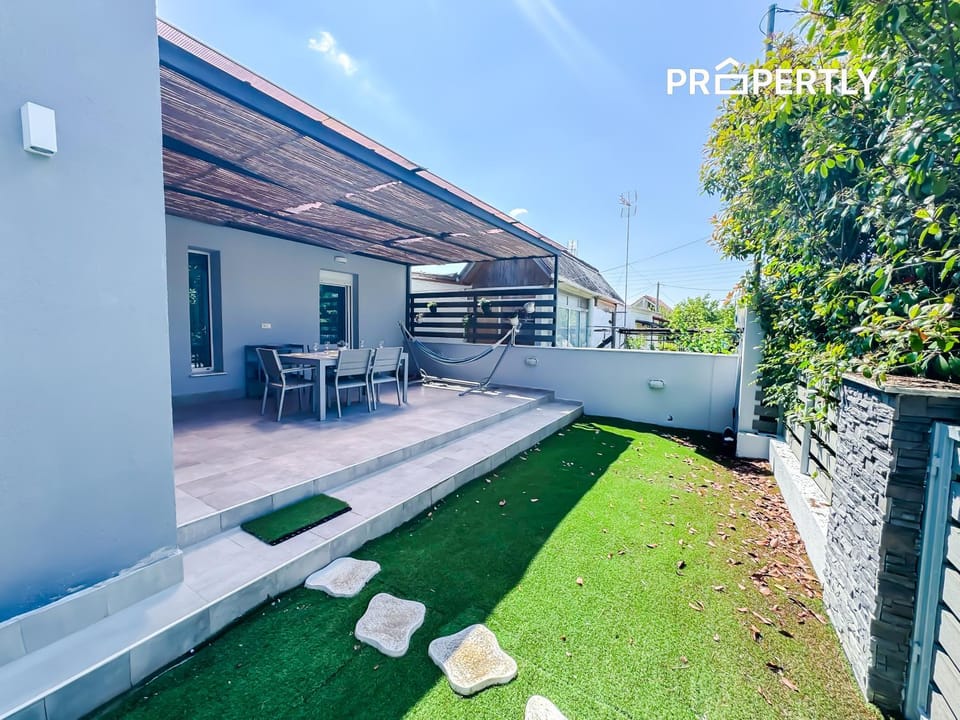 Property building, Spring, Day, Garden, View (from property/room), Balcony/Terrace, Garden view