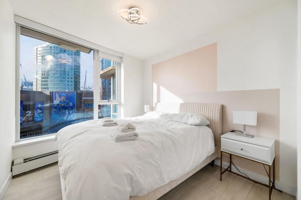 Bright 3BR Downtown Vancouver Condo w Pool & Gym Apartment in Vancouver