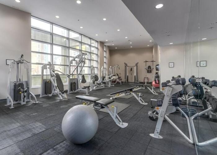 Bright 3BR Downtown Vancouver Condo w Pool & Gym Apartment in Vancouver