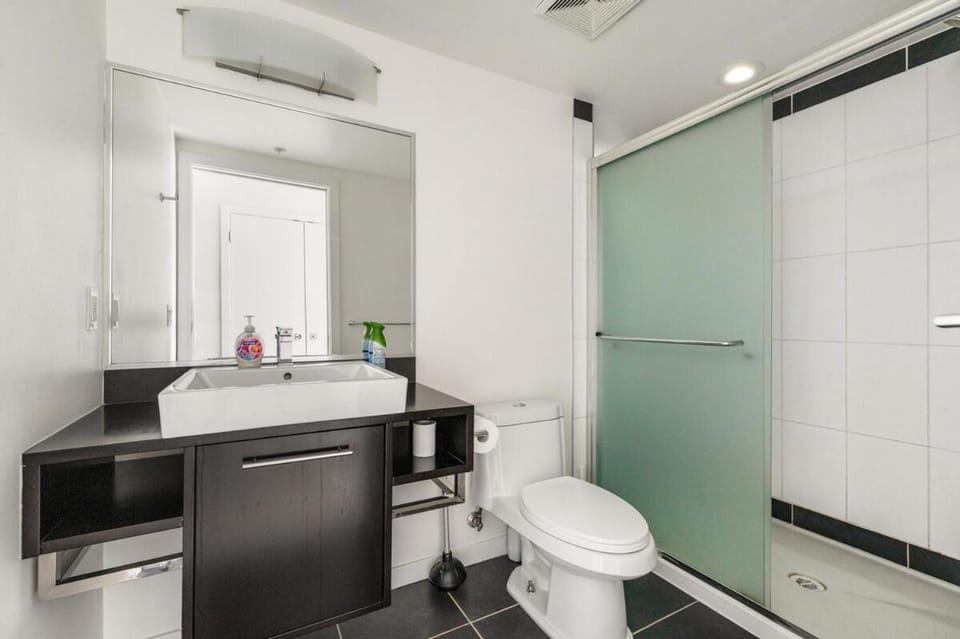 Bright 3BR Downtown Vancouver Condo w Pool & Gym Apartment in Vancouver