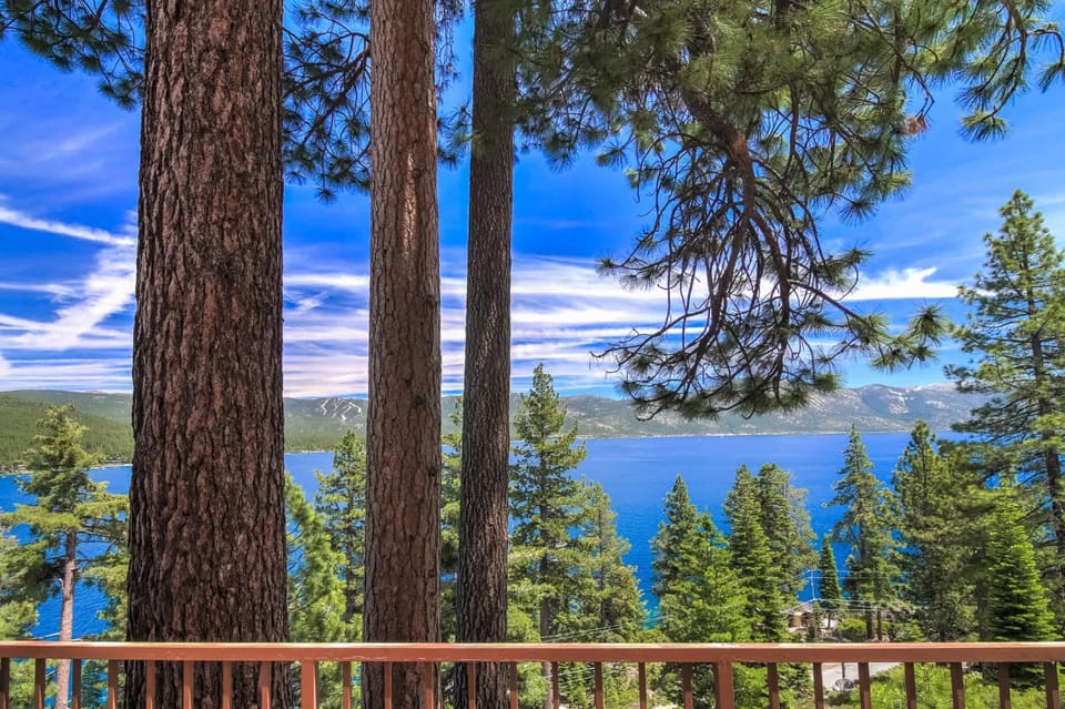 Stunning Views at Stargazer - Lakefront Studio House in Crystal Bay