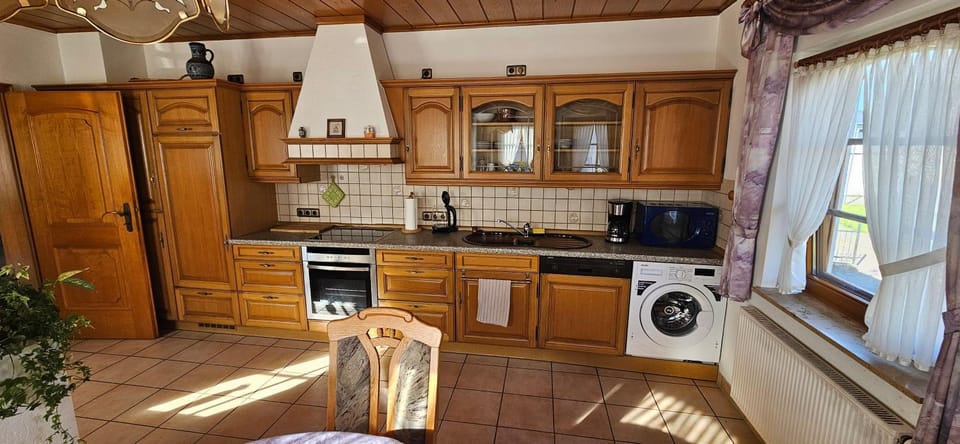 Kitchen or kitchenette, Dining area, dishwasher, oven, pet friendly, stove, toaster, washing machine