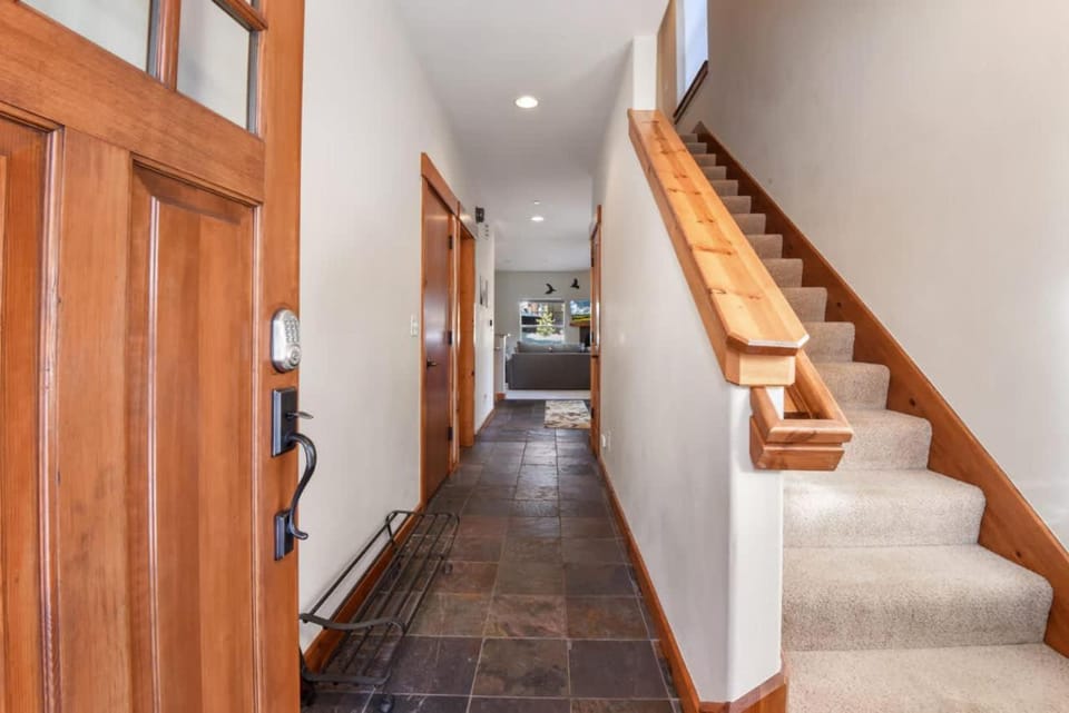 Sunny Woods Acres - Near Golf & Adventure Park House in Tahoe Vista