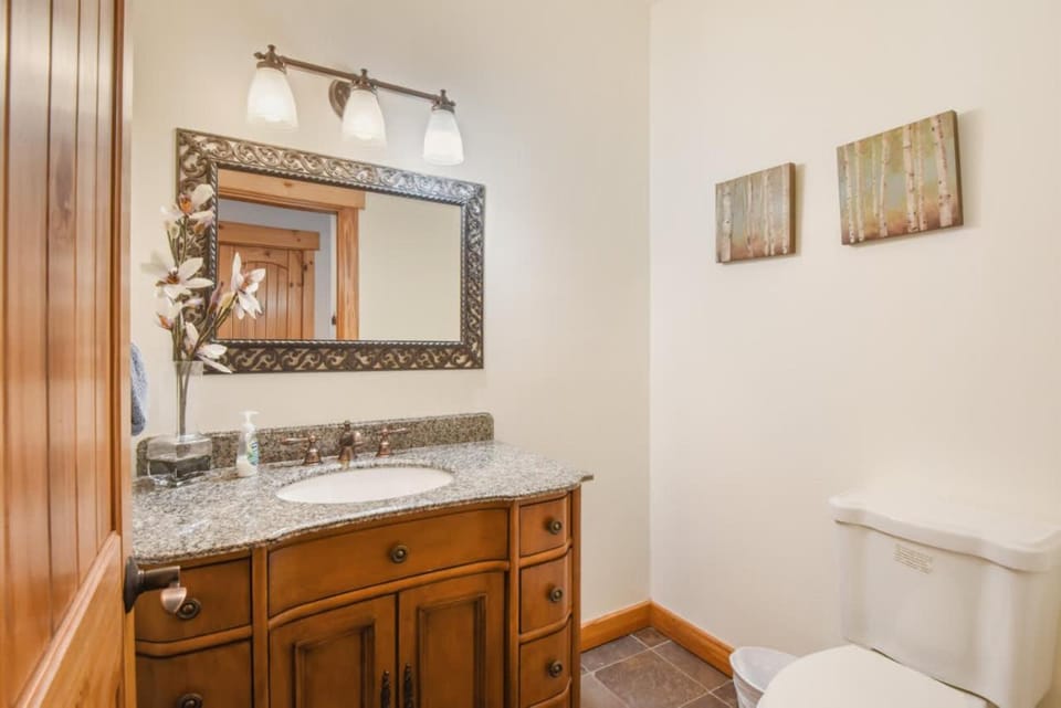 Sunny Woods Acres - Near Golf & Adventure Park House in Tahoe Vista