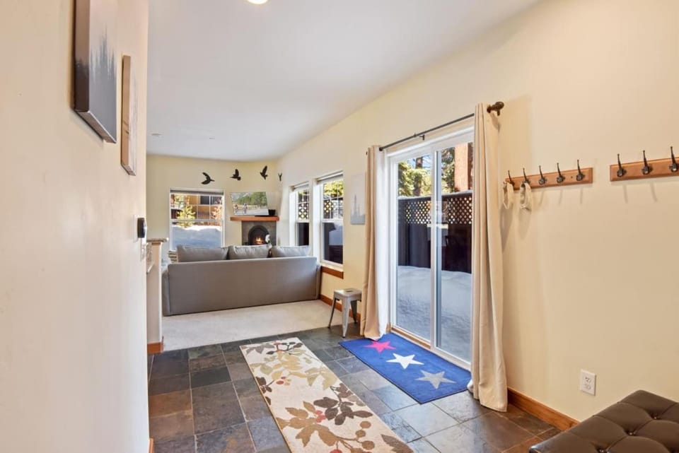 Sunny Woods Acres - Near Golf & Adventure Park House in Tahoe Vista