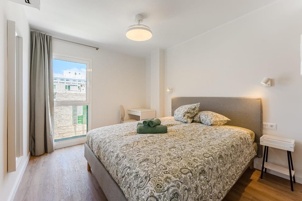 Bed, Bedroom, towels, air conditioner