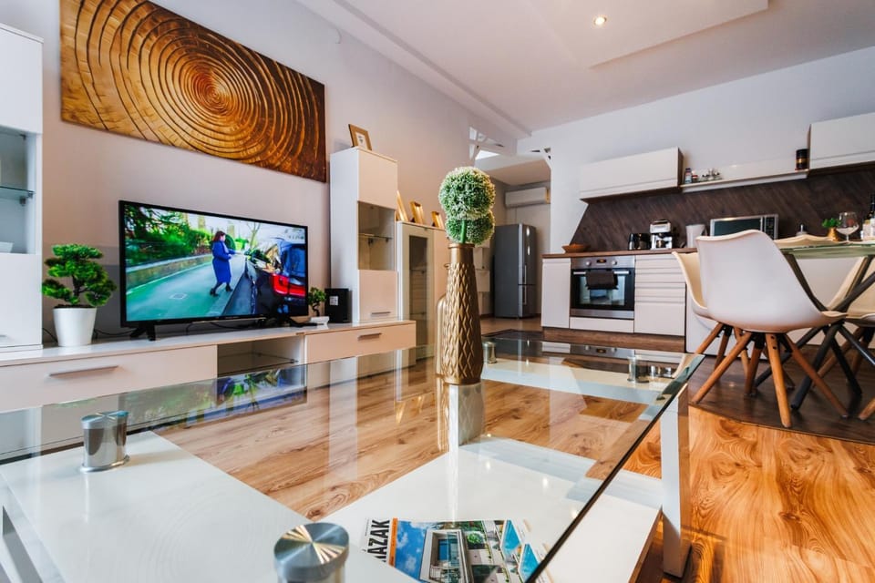 Day, TV and multimedia, kitchen