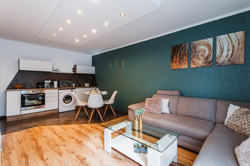 Coffee/tea facilities, Dining area, dishwasher, microwave, toaster, kitchen
