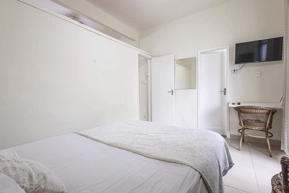 Bed, TV and multimedia, Bedroom