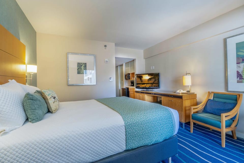 Ala Moana Hotel Room Near Beach House in Honolulu
