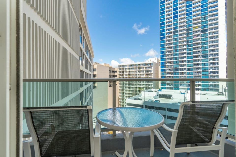 Ala Moana Hotel Room Near Beach House in Honolulu