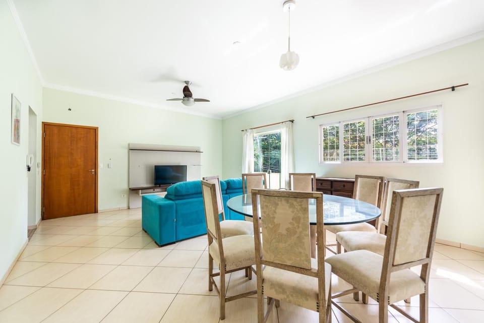 TV and multimedia, Living room, Seating area, Dining area
